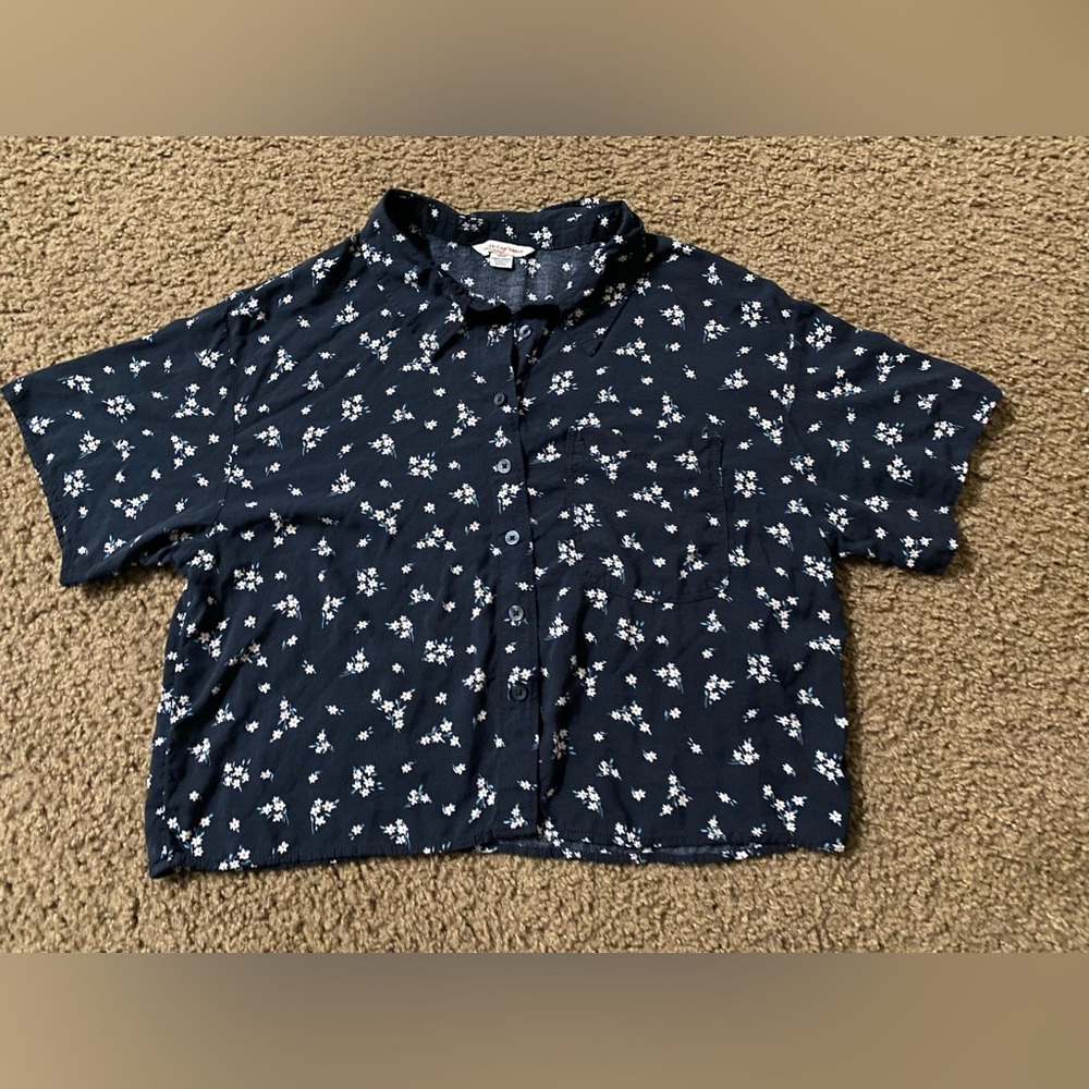 🌷American Eagle dark blue short sleeve floral shirt in small petite